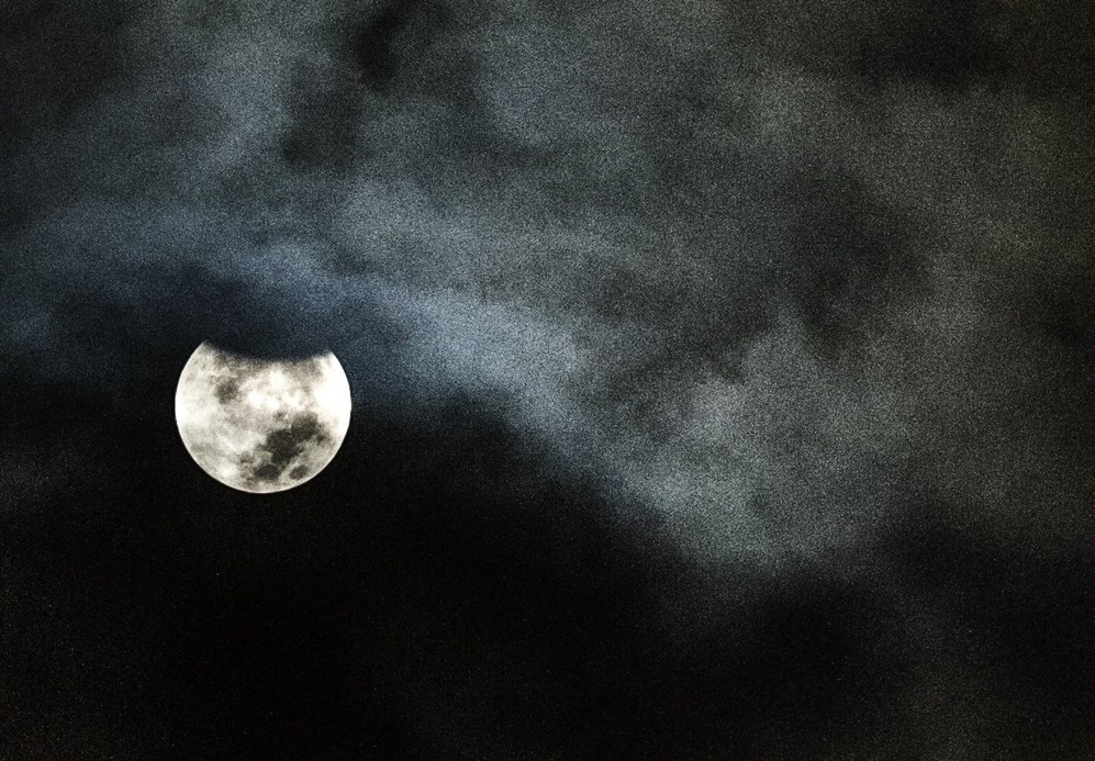 Vista de la sper luna durante un eclipse total desde El Cairo.