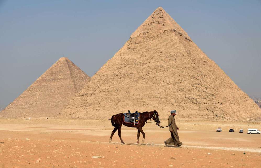Un gua egipcio camina por la zona de las pirmides de Giza, a las...