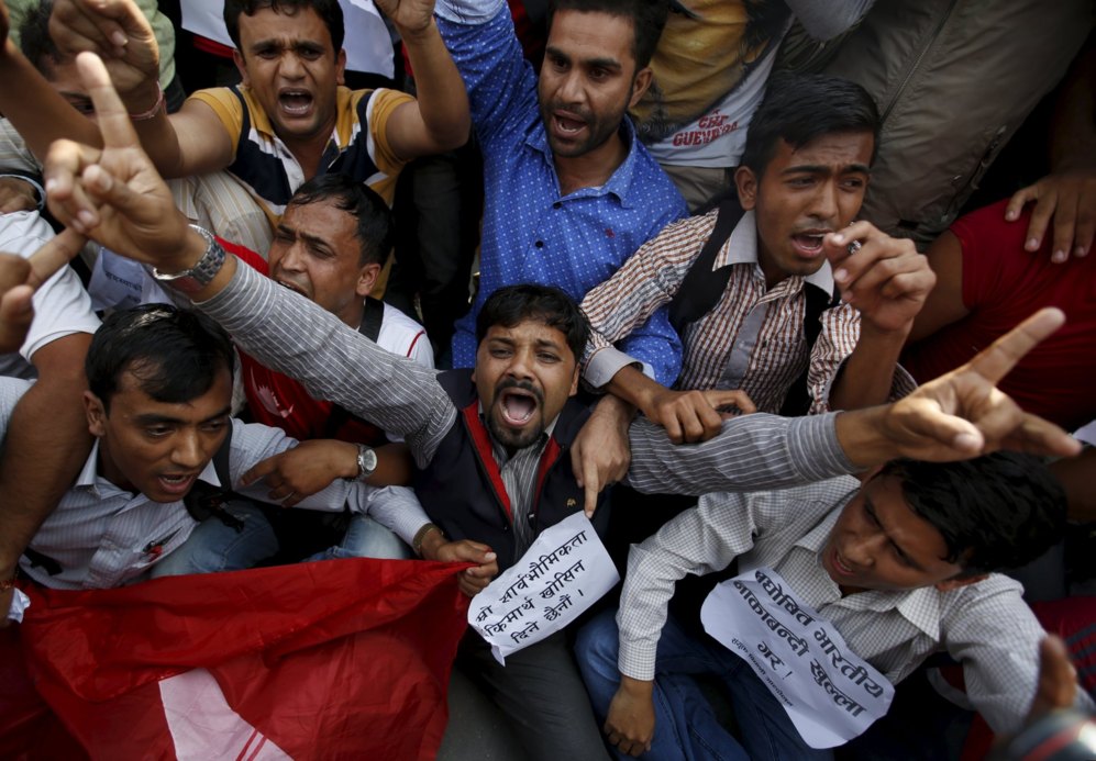 Estudiantes nepales participan en una protesta gritando consignas...