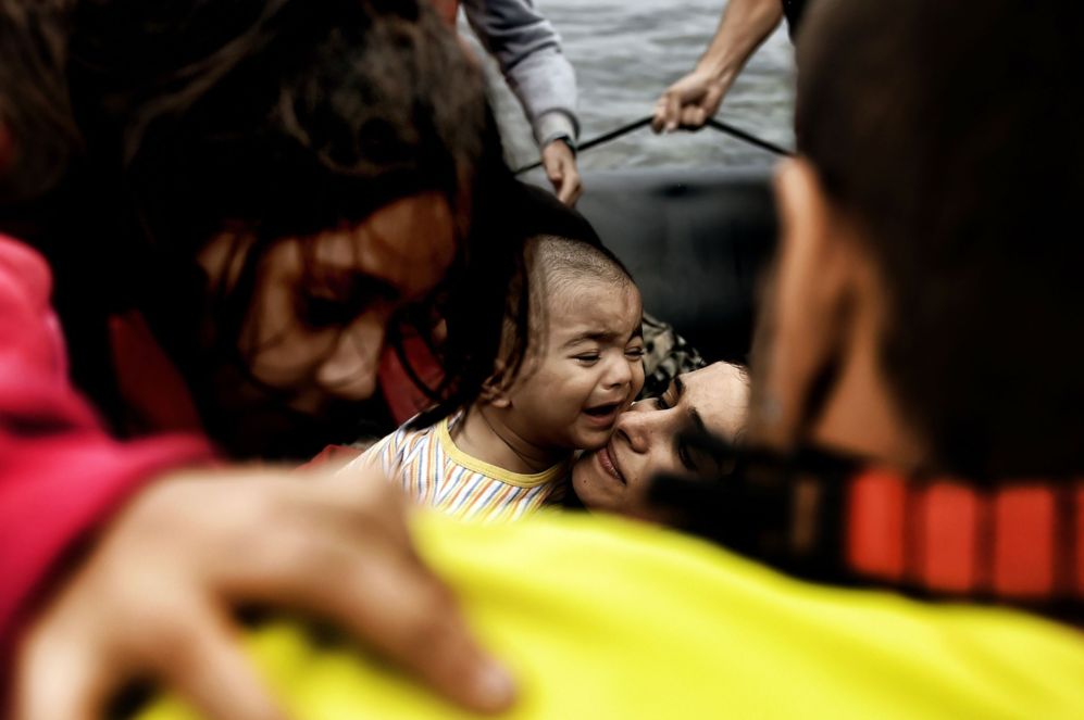 Refugiados sirios llegan a la orilla de la isla griega de Lesbos...