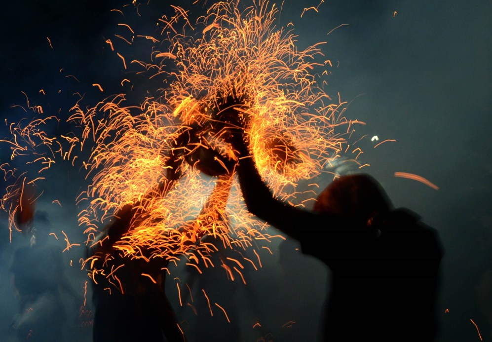 Jvenes balineses participan en un acto de guerra contra incendios...