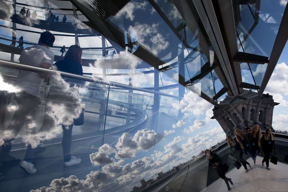 Las nubes se reflejan en la cpula del edificio Reichstag, que...