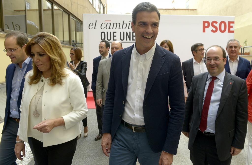 El secretario general del PSOE, con barones socialistas antes del...