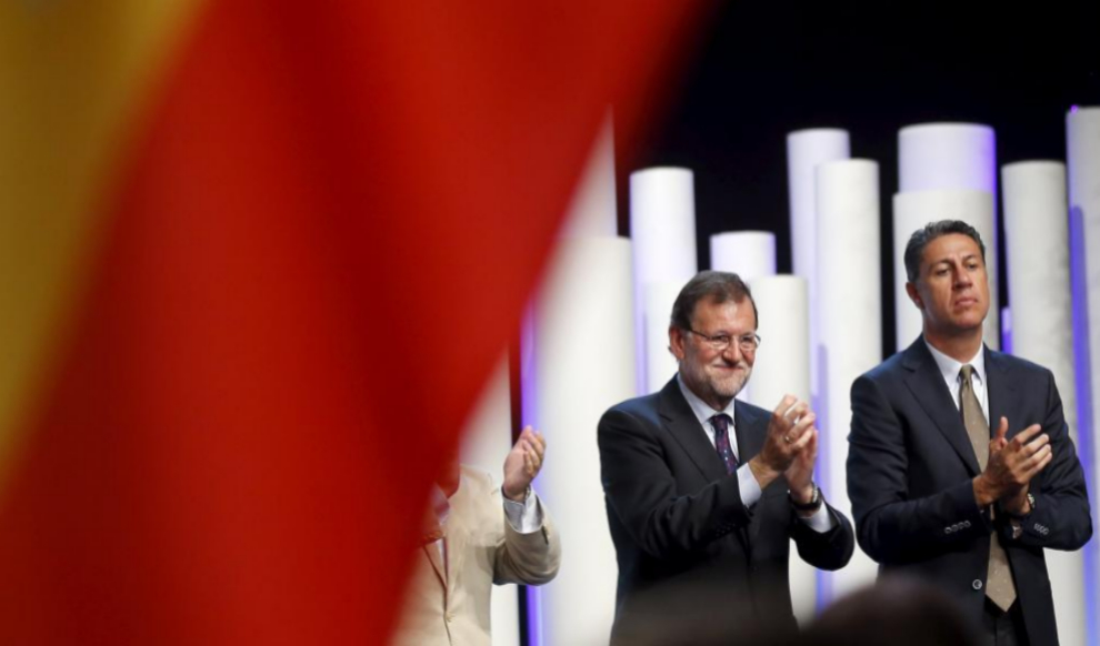 Mariano Rajoy con el candidato &apos;popular&apos; Xavier García Albiol, en un...