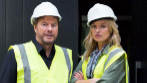 Kate Moss, con casco y chaleco de trabajo, junto a John Hitchcox, jefe...