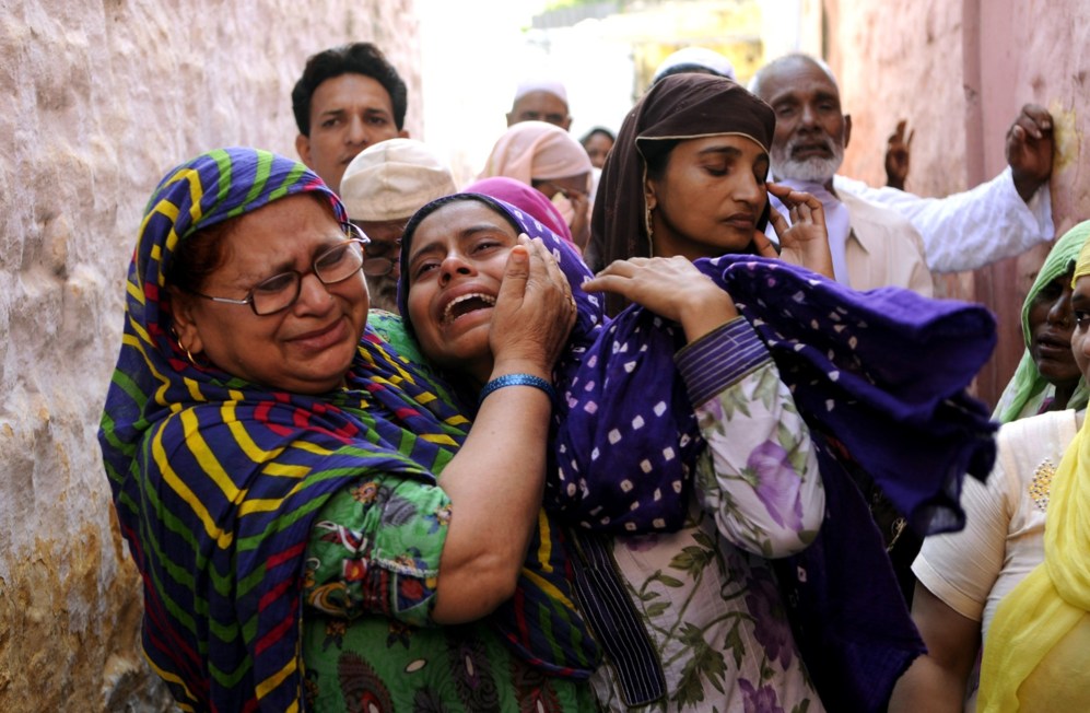 VArias mujeres lloran la muerte de un aldeano indio en el pueblo de...