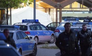 Policas en un centro de acogida en Hamburgo.