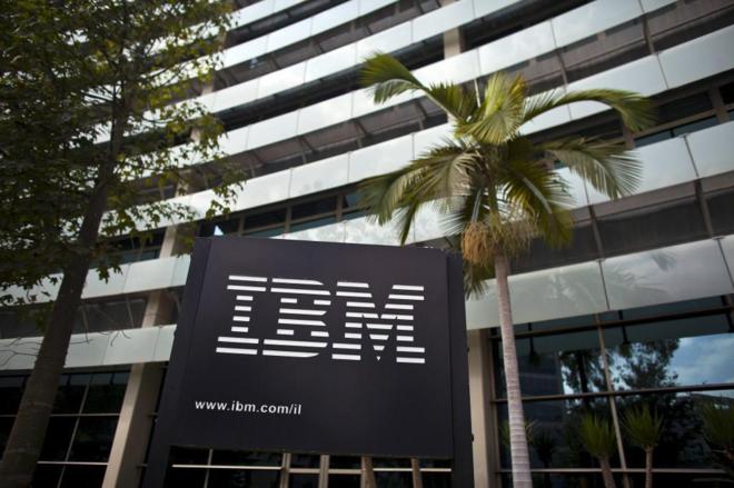 El logo de IBM frente a su sede