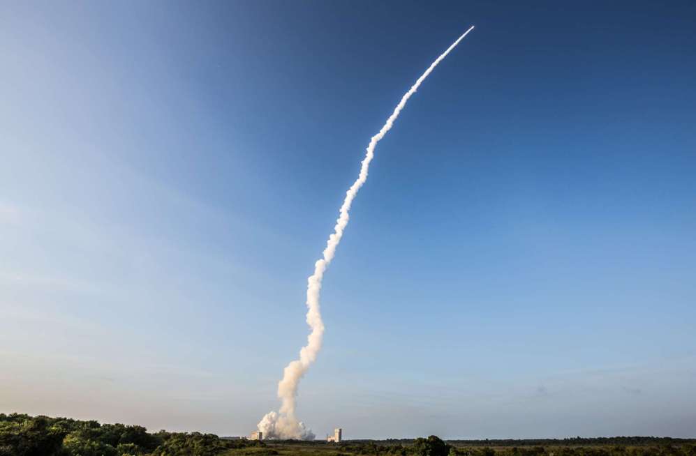 Lanzamiento de cohetes en el puerto espacial europeo en Kourou, en la...