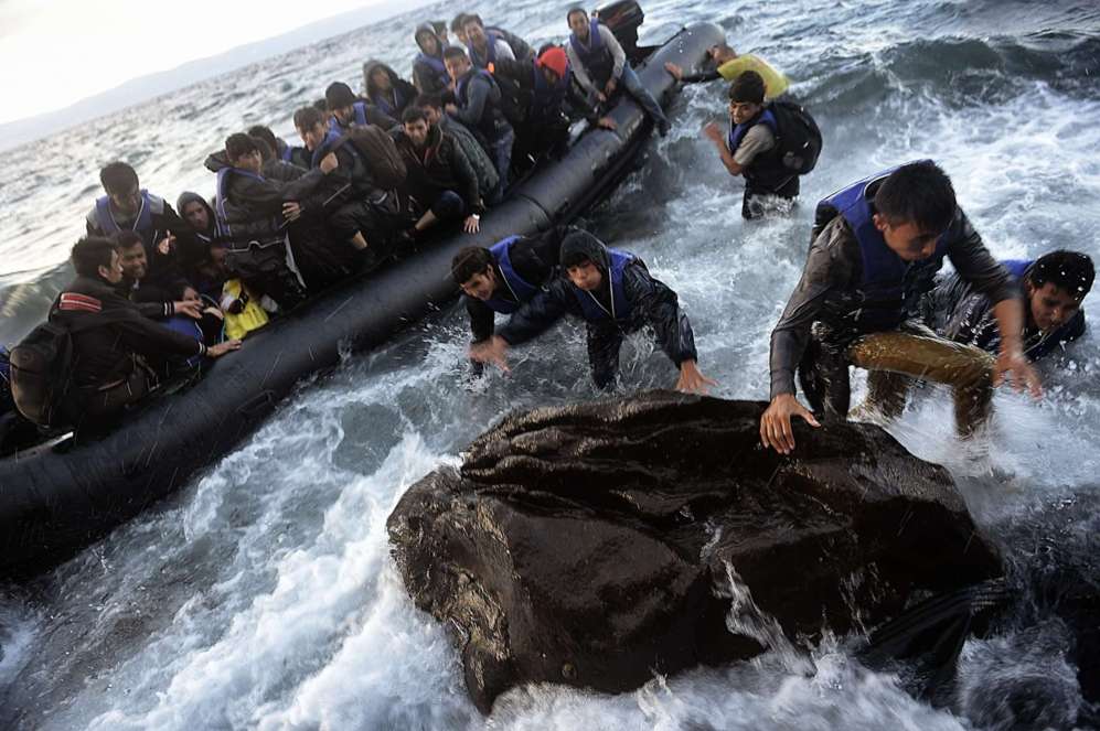 Una embarcacin llena de refugiados llegan a la isla griega de Lesbos...