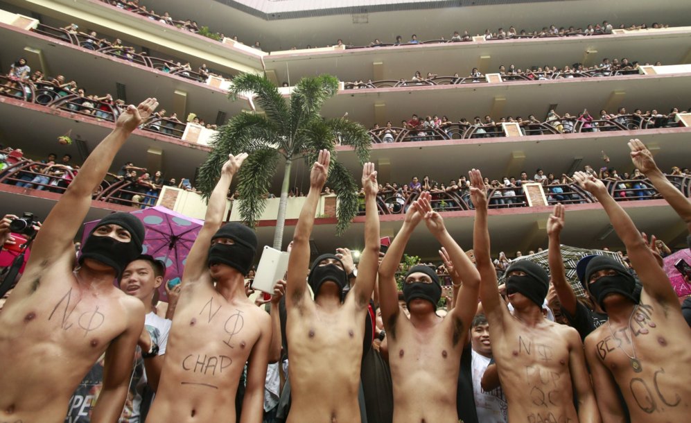 Estudiantes de la fraternidad Alpha Phi Omega se desnudan durante el...