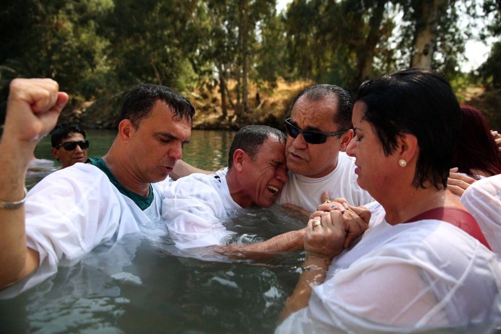 Peregrinos cristianos evanglicos asisten a una ceremonia de bautismo...