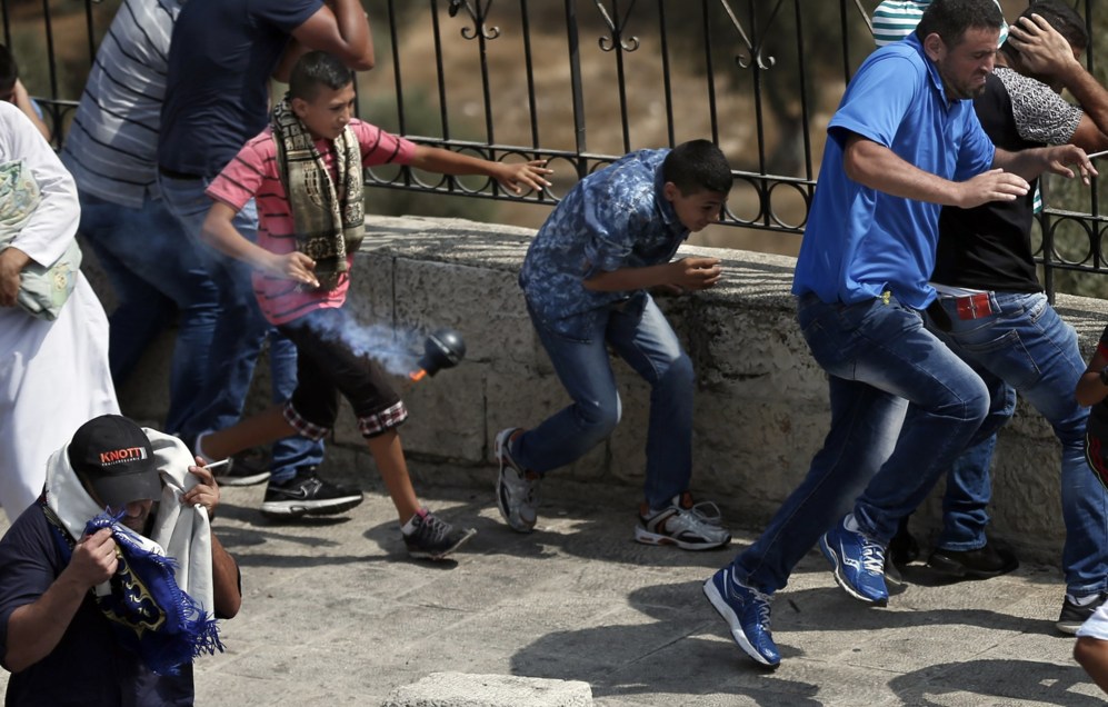 Las fuerzas de seguridad israeles lanzan granadas de aturdimiento...