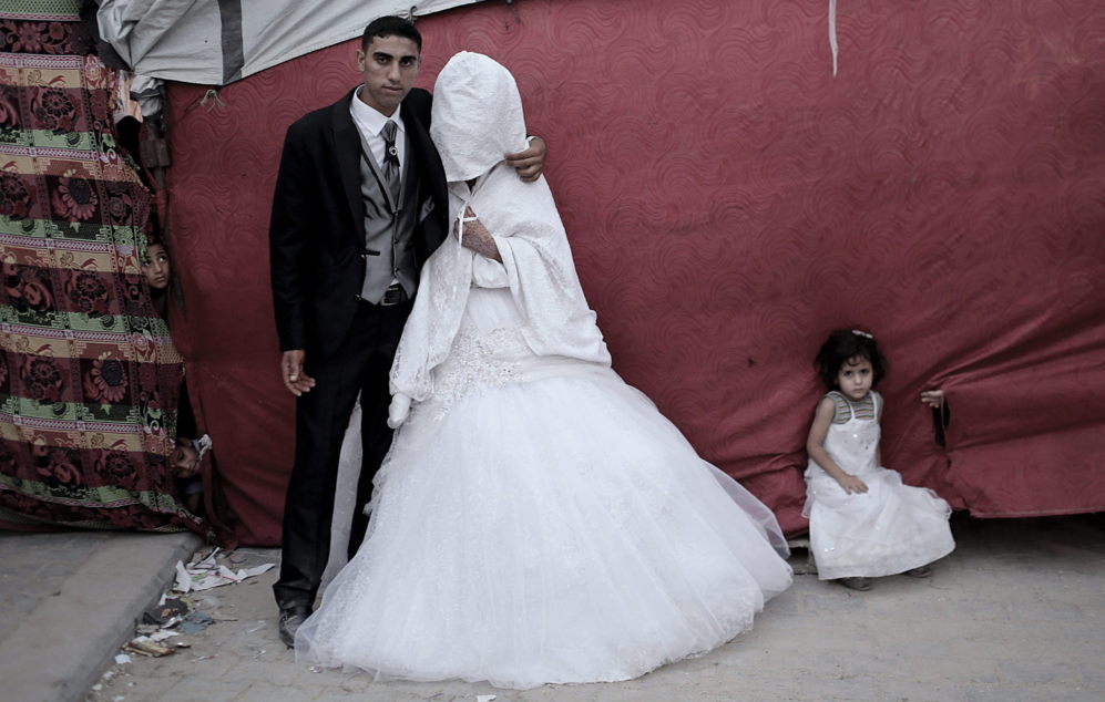 El novio palestino Mohammed Yousef Al-Masri, 23, posa con la novia...