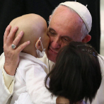 El Papa Francisco abraza a un nio durante una conferencia en el...