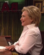 Fotograma del sketch de Saturday Night Live en el que aparece Hillary...