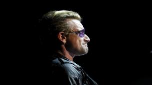 El cantante de U2, Bono, durante su actuacin anoche en Barcelona
