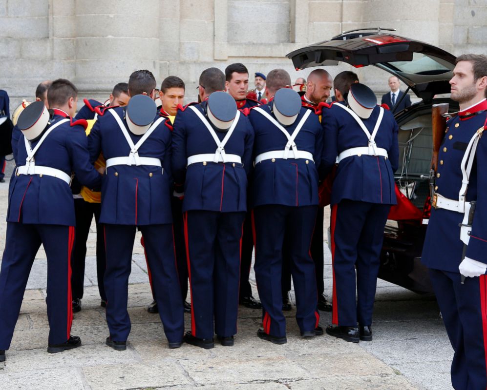 La Guardia Real traslada el cuerpo del infante Carlos, recibido con...