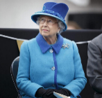 La reina Isabel II asiste a la ceremonia de apertura de la nueva...