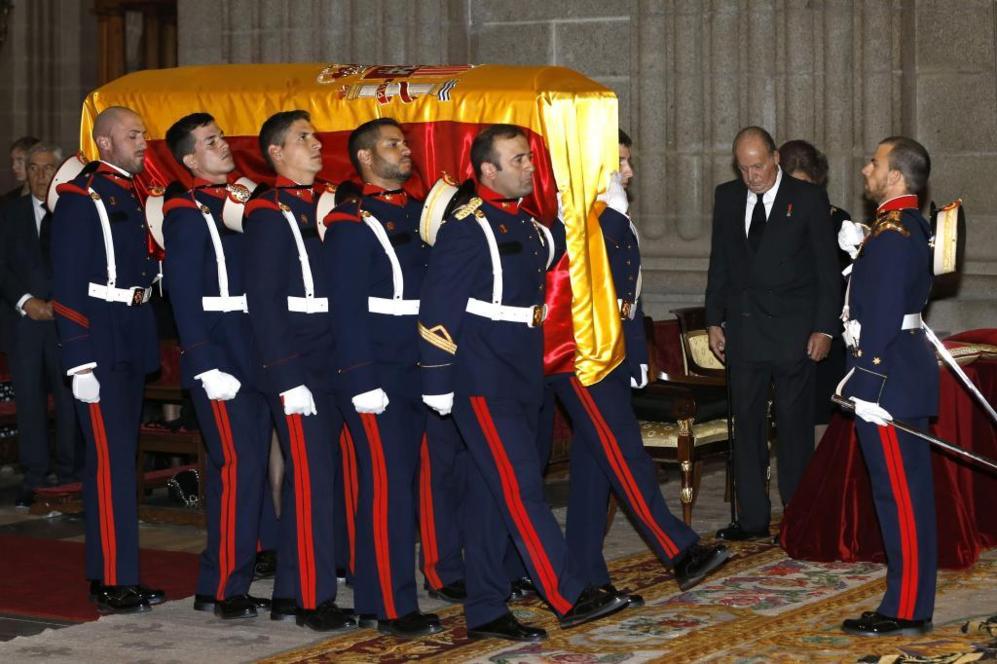 El Rey Juan Carlos muestra su respeto a la llegada del fretro.