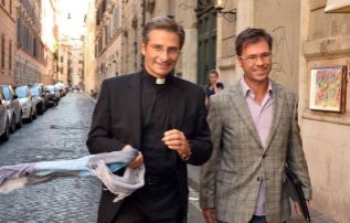 Eduard Planas y Krystof Charamsa por las calles de Roma