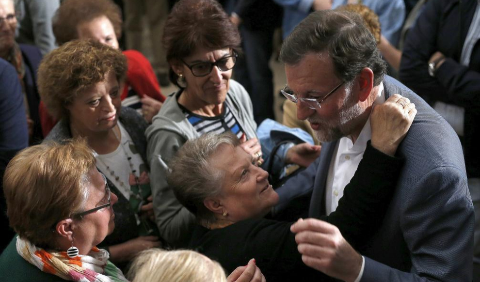 El presidente del Gobierno, Mariano Rajoy, ayer, saludado por sus...