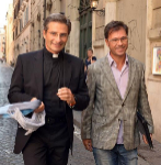 Eduard Planas y Krystof Charamsa por las calles de Roma