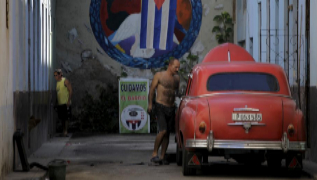 Un cubano repara un viejo coche fabricado antes de la Revolucin, en...