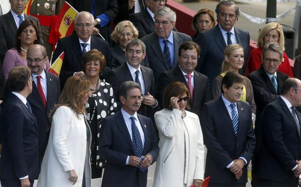 Los presidentes autonmicos y la alcaldesa de Madrid, en la tribuna...