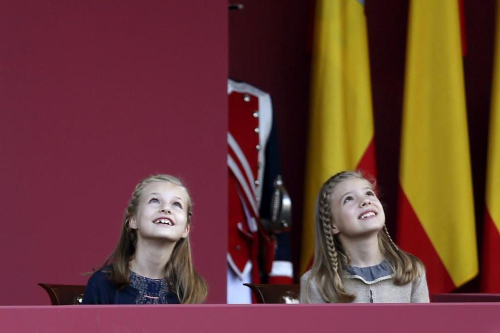 La Princesa Leonor y la Infanta Sofa observan el paso de los...