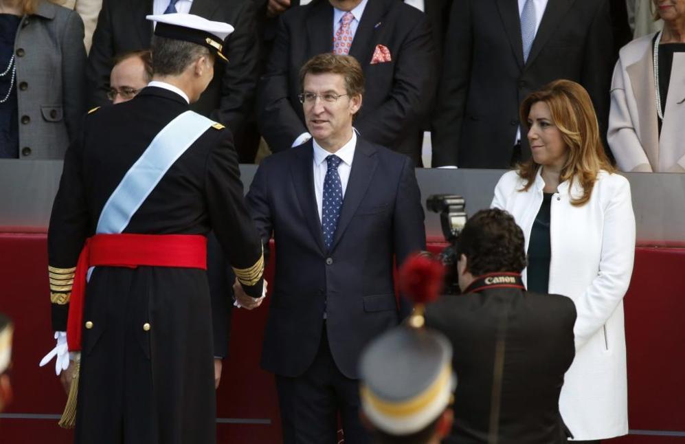 El Rey saluda al presidente de Galicia, Alberto Nez Feijo en...