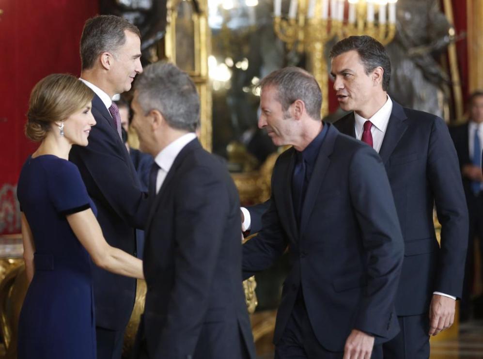 Los Reyes saludan al secretario general del PSOE, Pedro Snchez,...