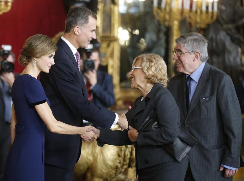 La alcaldesa de Madrid, Manuela Carmena, y su marido.