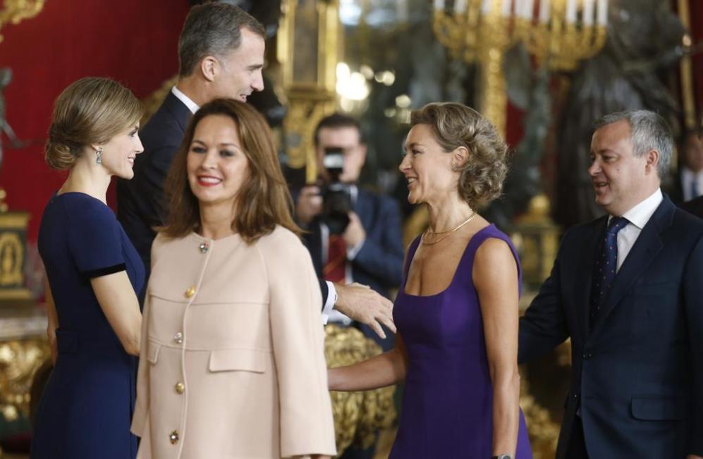 Los Reyes Felipe y Letizia saludan a la ministra de Agricultura,...