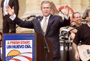 Bush, durante un mitin en espaol, en Filadelfia.