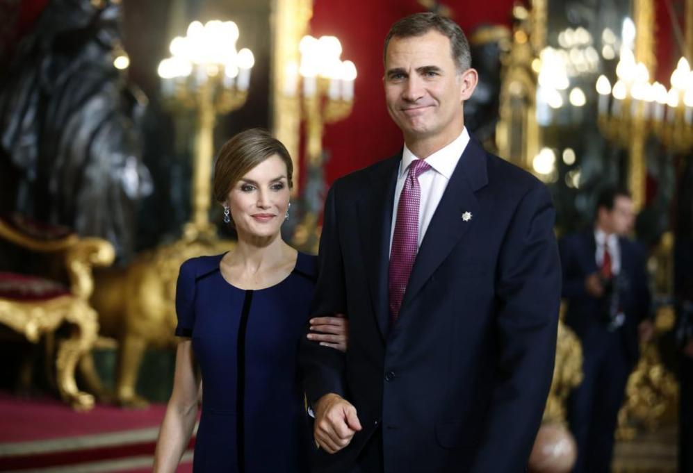 Don Felipe y Doa Letizia a su llegada a la recepcin del Palacio...