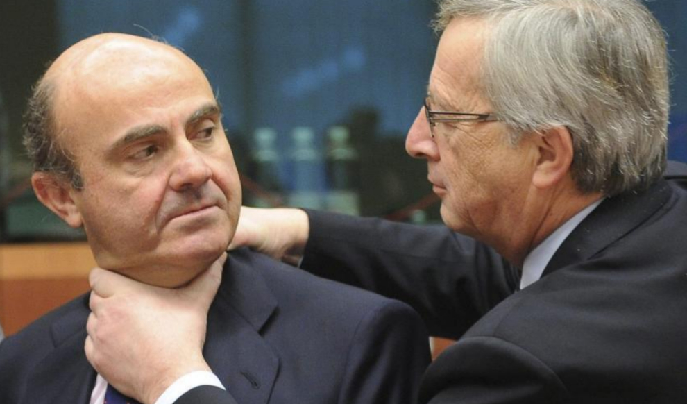El ministro de Economía español, Luis de Guindos, y el presidente de...