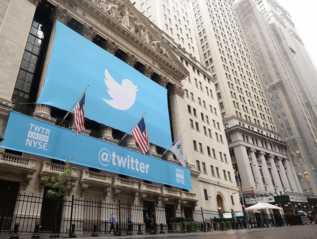 Cartel de Twitter en la fachada de la Bolsa de Wall Street.