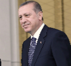 El presidente de Turqua, Recep Tayipp Erdogan (izq.), junto a su...