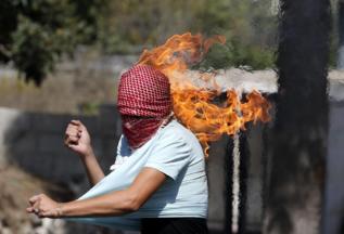 Un palestino se prende fuego al lanzar un cctail molotov.