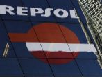 Fachada de Repsol con el logotipo de la compaa.
