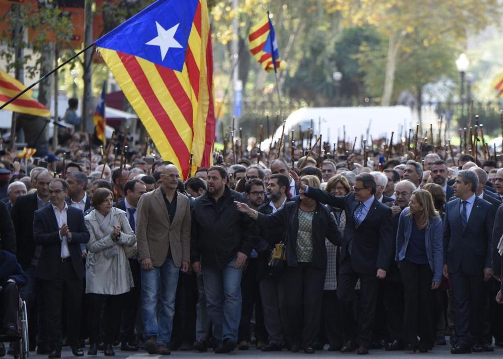 400 alcaldes y cientos de personas acompaan a Artur Mas a las...