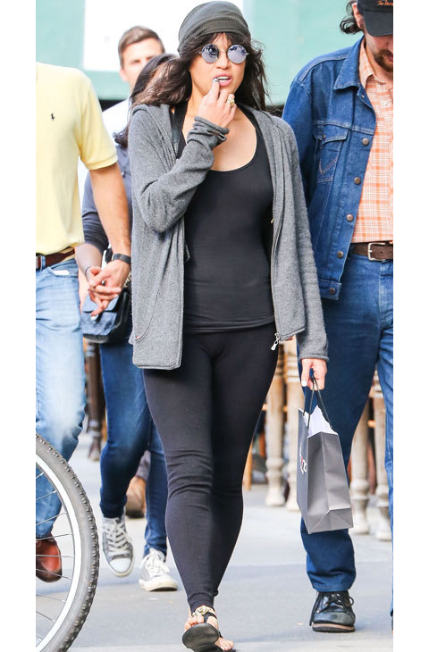 En el 'look' de Michelle Rodriguez sus gafas redondas son el nico...