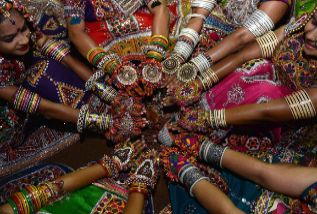 Bailarinas con los trajes tpicos indios.