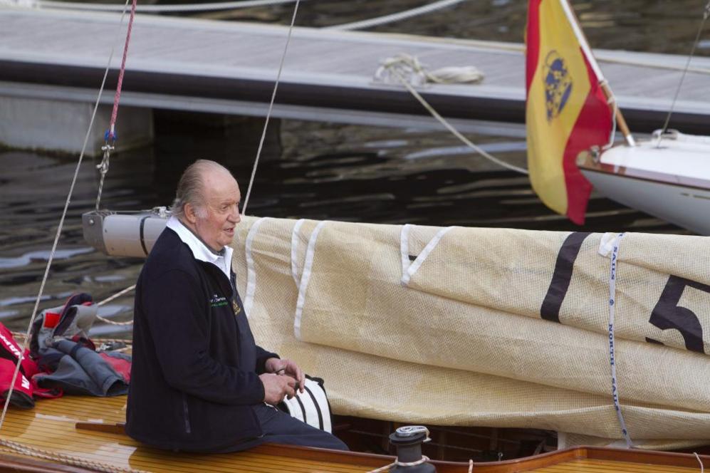 El rey Juan Carlos, a bordo del 'Ian', el velero clsico adquirido...