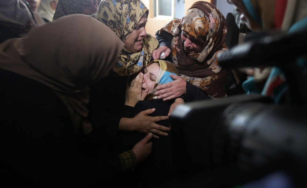 Una mujer llora durante el funeral de Mahmud Homaida, palestino muerto...