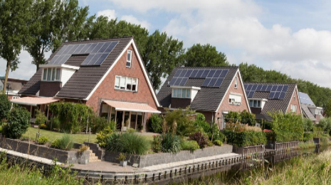 Casas con instalaciones de placas solares en el tejado.