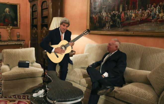 John Kerry &apos;toca&apos; una guitarra que le regal el ministro de...