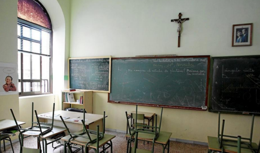 Un aula presidida por un crucifijo, en un colegio de Valladolid.