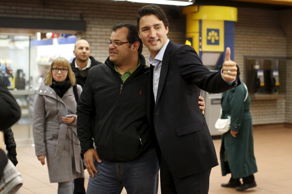 Un victorioso Justin Trudeau se fotografía, en la mañana de este...